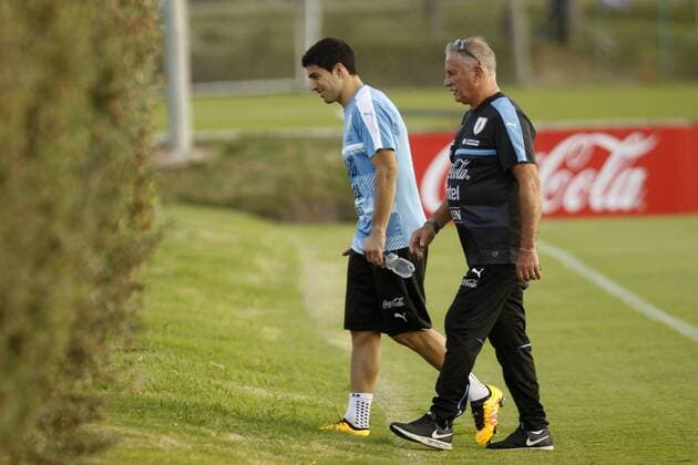 Uruguayan soccer player Luis Suarez (L) participates in a training session of the national team Nationalteam at Uruguay Celeste sports complex in Montevideo, Uruguay, 21 March 2016, where he arrived to meet his team prior to the Russia 2018 qualifying matches against Brazil and Peru. URGUAY NATIONAL TEAM TRAINING SESSION !ACHTUNG: NUR REDAKTIONELLE NUTZUNG!  MON002 20160321-635942004734151285