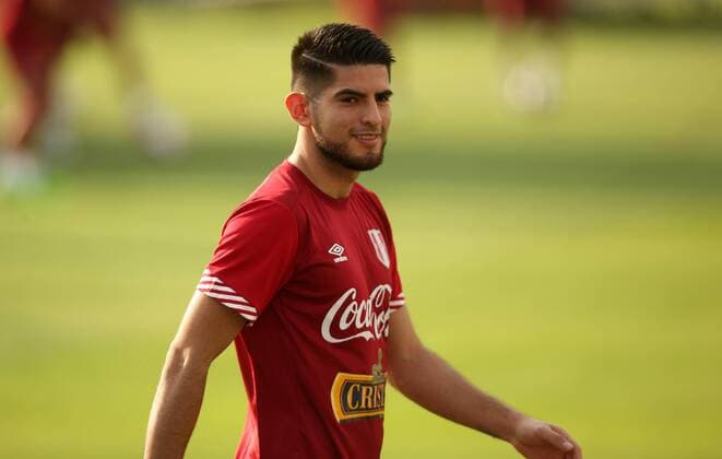 Peruvian national soccer team player Carlos Zambrano participates in a training session at Videna sports complex in Lima, Peru, 21 March 2016, prior to the upcoming 24 March Russia 2018 qualifying match against Venezuela. PERU NATIONAL SOCCER TEAM TRAINING SESSION !ACHTUNG: NUR REDAKTIONELLE NUTZUNG!  LIM002 20160322-635942037180866975