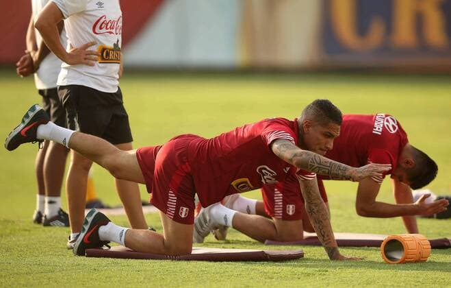 Peruvian national soccer team player Paolo Guerrero participates in a training session at Videna sports complex in Lima, Peru, 21 March 2016, prior to the upcoming 24 March Russia 2018 qualifying match against Venezuela. PERU NATIONAL SOCCER TEAM TRAINING SESSION !ACHTUNG: NUR REDAKTIONELLE NUTZUNG!  LIM007 20160322-635942050294505735