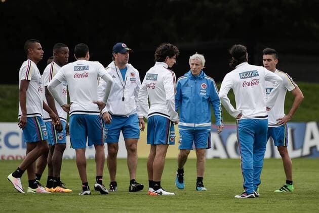 Fußball, Länderspiel, Training Nationalteam Kolumbien Head coach Jose Pekerman (3rd R) of Colombia s national team Nationalteam talks with players during a training session in Bogota, Colombia, on March 21, 2016. Colombia s national team will face Bolivia on March 24 in a qualifier match for 2018 FIFA World Cup WM Weltmeisterschaft Fussball Russia. Jhon Paz) (vf) (sp) (SP)COLOMBIA-BOGOTA-SOCCER-NATIONAL TEAM e Jhonpaz 