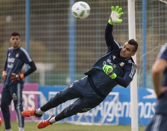 Fußball, Länderspiel, Training Nationalteam Argentinien Goalkeeper Sergio Romero of Argentina takes part in a training session at the campus of the Argentina Football Association (AFA) in the city of Ezeiza, Argentina, on March 21, 2016. Argentina will face Chile on March 24 in a qualifier match for 2018 FIFA World Cup WM Weltmeisterschaft Fussball Russia. Martin Zabala) (vf) (sp) (SP)ARGENTINA-EZEIZA-SOCCER national team Nationalteam e MARTINxZABALA 