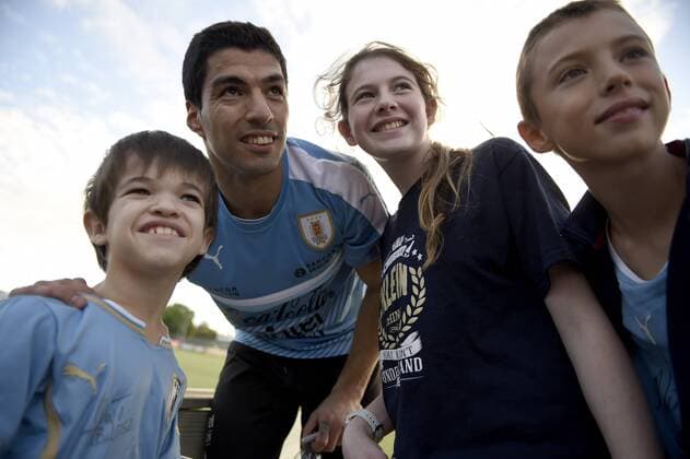 Luis Suarez (2nd L) of Uruguay s national team Nationalteam poses with fans during a training session at the High Performance Sports Center of the Uruguayan Football Association in Canelones, Uruguay, on March 21, 2016. Uruguay s national team will face Brazil on March 25 in a qualifier match for 2018 FIFA World Cup WM Weltmeisterschaft Fussball Russia. Nicolas Celaya) (vf) (sp) (SP)URUGUAY-MONTEVIDEO-SOCCER-NATIONAL TEAM e NICOLASxCELAYA 