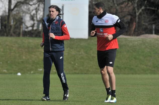22.03.2016, xTKx, Fussball 1.Bundesliga, FSV MAINZ 05 Training, emspor, v.l. Trainer Martin Schmidt (Mainz 05) , Leon Balogun (Mainz 05) ,