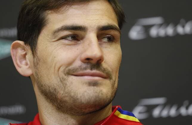 Spain s National soccer team goalkeeper Iker Casillas smiles during a promotional event held at Las Rozas sports complex in the outside of Madrid, Spain, 22 March 2016. Spanish National soccer team players attend promotional event !ACHTUNG: NUR REDAKTIONELLE NUTZUNG!  GRA220 20160322-635942531046737829