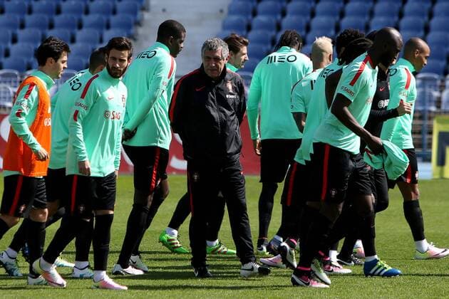 Fußball, Training Nationalteam Portugal March 22, 2016 - Lisbon, Portugal - Portugal s soccer head coach Fernando Santos (C ) with players during a practice session at the Restelo stadium in Lisbon, Portugal on March 22, 2016, ahead of the friendly matches against Bulgaria on March 25 and with Belgium on March 29 in preparation for the Euro 2016 in France. Portugal s Soccer Team practice in Lisbon Portugal - ZUMAf123