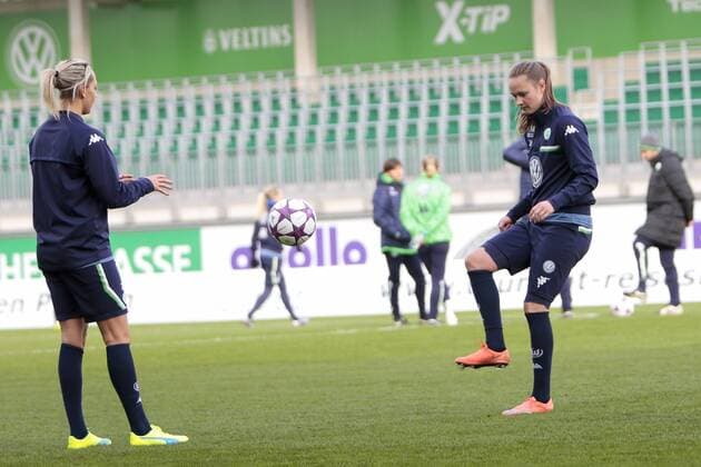 Fußball, UWCL, Training und PK VfL Wolfsburg; v.l. Lena Goeßling (Goessling, Wolfsburg, 28) und Caroline Graham Hansen (Wolfsburg, 26) Trainingsspiel. xtgx