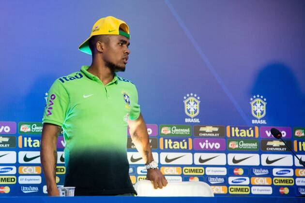 Fußball, Douglas Costa - PK Nationalteam Brasilien Treino Sele??o Brasileira de Futebol TERES?POLIS, RJ - 22 03 2016: TRAINING SELECTION SOCCER BRAZIL - Player Douglas Costa told a news of the Brazilian national football team in Comary Granja, which is preparing for the games the World Cup round of 2018 against Uruguay and Paraguay. (Photo: Celso Pupo FotoArena)  CelsoxPupo