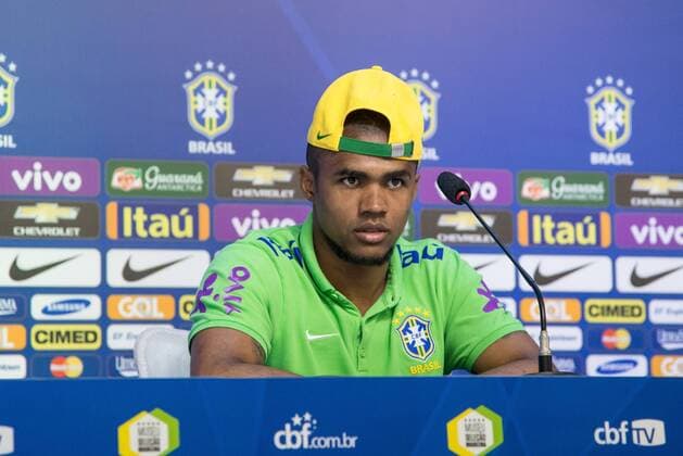 Fußball, Douglas Costa - PK Nationalteam Brasilien Treino Sele??o Brasileira de Futebol TERES?POLIS, RJ - 22 03 2016: TRAINING SELECTION SOCCER BRAZIL - Player Douglas Costa told a news of the Brazilian national football team in Comary Granja, which is preparing for the games the World Cup round of 2018 against Uruguay and Paraguay. (Photo: Celso Pupo FotoArena)  CelsoxPupo