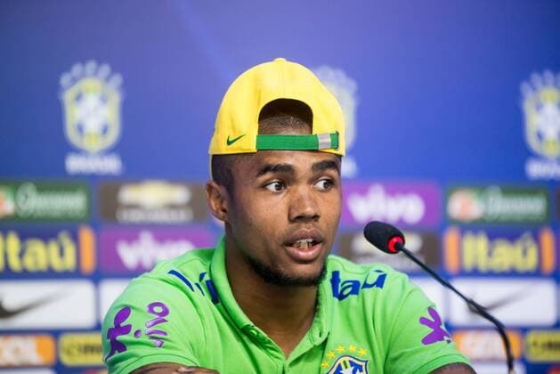 Fußball, Douglas Costa - PK Nationalteam Brasilien Treino Sele??o Brasileira de Futebol TERES?POLIS, RJ - 22 03 2016: TRAINING SELECTION SOCCER BRAZIL - Player Douglas Costa told a news of the Brazilian national football team in Comary Granja, which is preparing for the games the World Cup round of 2018 against Uruguay and Paraguay. (Photo: Celso Pupo FotoArena)  CelsoxPupo