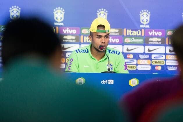 Fußball, Douglas Costa - PK Nationalteam Brasilien Treino Sele??o Brasileira de Futebol TERES?POLIS, RJ - 22 03 2016: TRAINING SELECTION SOCCER BRAZIL - Player Douglas Costa told a news of the Brazilian national football team in Comary Granja, which is preparing for the games the World Cup round of 2018 against Uruguay and Paraguay. (Photo: Celso Pupo FotoArena)  CelsoxPupo