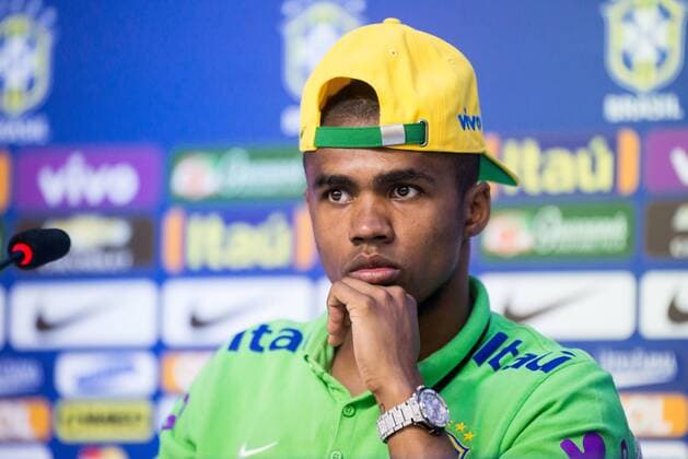 Fußball, Douglas Costa - PK Nationalteam Brasilien Treino Sele??o Brasileira de Futebol TERES?POLIS, RJ - 22 03 2016: TRAINING SELECTION SOCCER BRAZIL - Player Douglas Costa told a news of the Brazilian national football team in Comary Granja, which is preparing for the games the World Cup round of 2018 against Uruguay and Paraguay. (Photo: Celso Pupo FotoArena)  CelsoxPupo