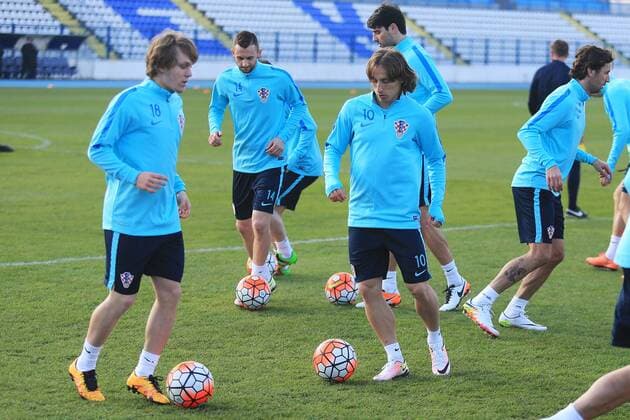 Fußball, Training Nationalteam Kroatien Training session of Croatia Football team ahead of their friendly match against Israel 22.03.2016., Osijek, Croatia - Croatian national football team held a training session on stadium Gradski vrt (City Garden). Croatia will play a friendly match against Israel in Osijek on 23 March 2016. Alen Halilovic, Luka Modric.  DavorxJavorovic PIXSELL
