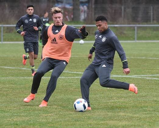 22.03.2016, xhbx, Fussball Deutsche Fussball Nationalmannschaft DFB Training U21 U 21 emspor v.l. Yannick Gerhardt (Deutschland U21), Serge Gnabry (Deutschland U21)