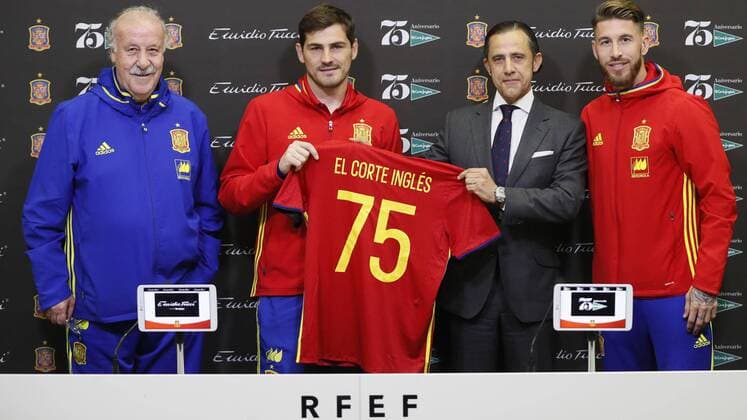 National soccer team coach Vicente del Bosque (L), players Sergio Ramos (R) and Iker Casillas (2L) and Communication Director of El Corte Ingles Diego Copado participate in the presentation of the agreement of the company with the soccer team due to its 75 anniversary at the Soccer City in Madrid, Spain, 22 March 2016. PRESENTATION OF THE AGREEMENT BEWTEEN THE SPANISH NATIONAL SOCCER TEAM AND EL CORTE INGLES !ACHTUNG: NUR REDAKTIONELLE NUTZUNG!  MAD001 20160322-635942694255802911