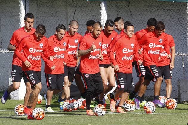 Fußball, Training Nationalteam Chile Chilean national soccer team players participate in a training session at Juan Pinto Duran sports complex in Santiago de Chile, Chile, 22 March 2016, where they prepare for the Russia 2018 World Cup qualifying matches against Argentina and Venezuela. CHILEAN SOCCER national team Nationalteam TRAINING SESSION !ACHTUNG: NUR REDAKTIONELLE NUTZUNG!  SAN001 20160322-635942703575401063