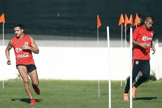 Fußball, Training Nationalteam Chile Chilean national soccer team players Alexis Sanchez (L) and Artuto Vidal (R) participate in a training session at Juan Pinto Duran sports complex in Santiago de Chile, Chile, 22 March 2016, where they prepare for the Russia 2018 World Cup qualifying matches against Argentina and Venezuela. CHILEAN SOCCER national team Nationalteam TRAINING SESSION !ACHTUNG: NUR REDAKTIONELLE NUTZUNG!  SAN005 20160322-635942704945787063