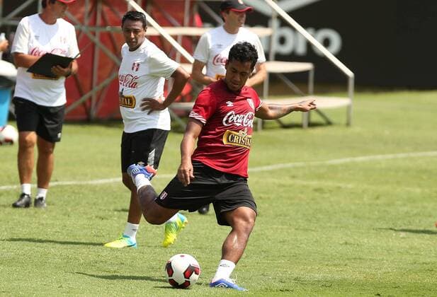 Peruvian national soccer team player Renato Tapia participates in a training session of the team at Videna sports complex in Lima, Peru, 22 March 2016, prior to the Russia 2018 World Cup qualifyting matches before Venezuela and Uruguay. PERUVIAN NATIONAL SOCCER TEAM TRAINING SESSION !ACHTUNG: NUR REDAKTIONELLE NUTZUNG!  LIM001 20160322-635942721280293063