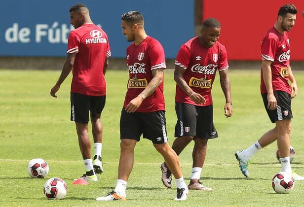 Peruvian national soccer team players Carlos Ascues (L), Juan Manuel Vargas (2L), Jefferson Farfan (2R) and Claudio Pizarro (R) participate in a training session of the team at Videna sports complex in Lima, Peru, 22 March 2016, prior to the Russia 2018 World Cup qualifyting matches before Venezuela and Uruguay. PERUVIAN NATIONAL SOCCER TEAM TRAINING SESSION !ACHTUNG: NUR REDAKTIONELLE NUTZUNG!  LIM005 20160322-635942722569477063