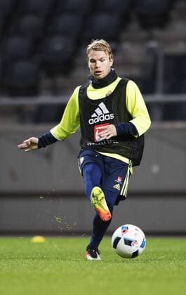 160322 Oscar Lewicki under Sveriges fotbollslandslags träning den 22 mars 2016 i Stockholm.  Copyright: JOELxMARKLUND BB160322JM063