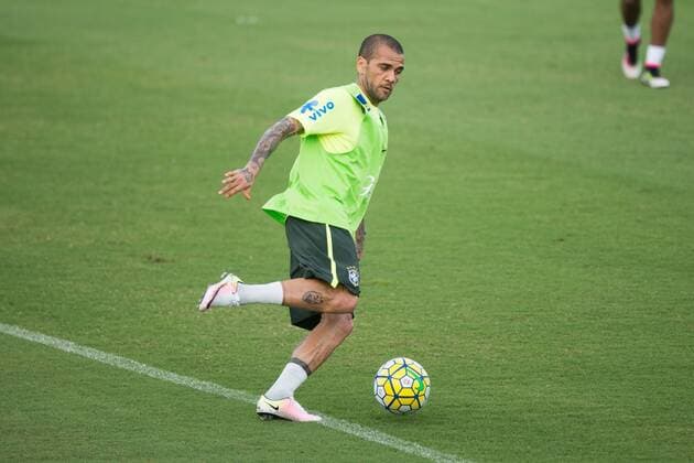 Treino Sele??o Brasileira de Futebol TERES?POLIS, RJ - 03 22 2016: TRAINING SELECTION SOCCER BRAZIL - Daniel Alves during training Brazilian national football team in Comary Granja preparing for the games the World Cup round of 2018 against Uruguay and Paraguay. (Photo: Celso Pupo FotoArena)  CelsoxPupo