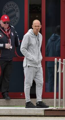 22.03.2016, Fussball 1.Bundesliga 2015 2016, FC Bayern München, Training an der Säbenerstrasse. Der derzeit verletzte Arjen Robben (FC Bayern München) schaut im Schlabberlook mit grauem Trainingsanzug beim Training vorbei. 