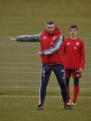 22.03.2016, Fussball 1.Bundesliga 2015 2016, FC Bayern München, Training an der Säbenerstrasse. Danny Schwarz (U16-Jugend-Trainer FC Bayern) gibt Anweisungen. 