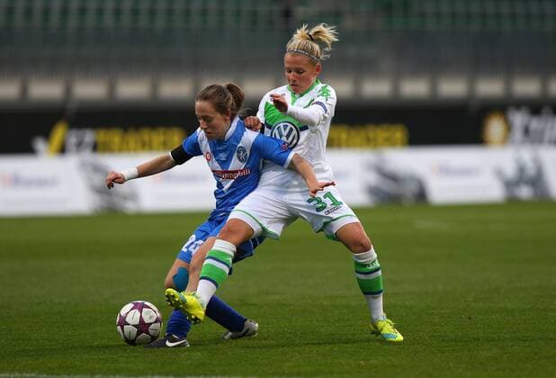 Bilder des Tages SPORT WOLFSBURG Wolfsburg vs Brescia, CL Frauen Wolfsburg, Deutschland. 23.03.2016, FUßBALL - VfL Wolfsburg vs ACF Brescia Femminile, viertelfinal, UEFA Frauen Champions League, Saison 2015 16. Bild zeigt: Julia Simic VfL Wolfsburg), Elisa Mele (Brescia)