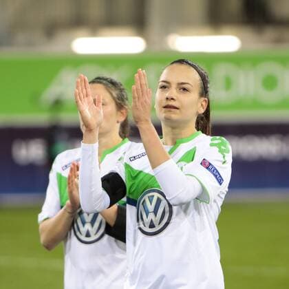Fußball, UWCL, VfL Wolfsburg - Brescia CF; Joelle Wedemeyer (Wolfsburg, 24) bedankt sich bei Fans, Dank, bedanken, feiern. xtgx