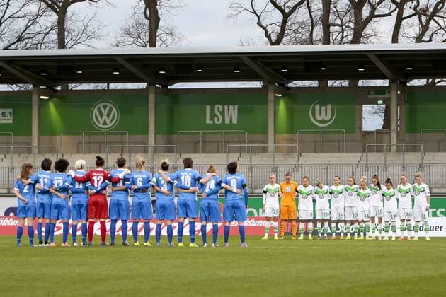 Fußball, UWCL, VfL Wolfsburg - Brescia CF; Schweigeminute vor dem Spiel. xtgx