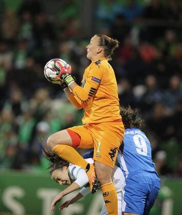 Almuth Schult (VfL Wolfsburg) haelt den Ball sicher, davor Joelle Wedemeyer (VfL Wolfsburg), Daniela Sabatino (ACF Brescia)
