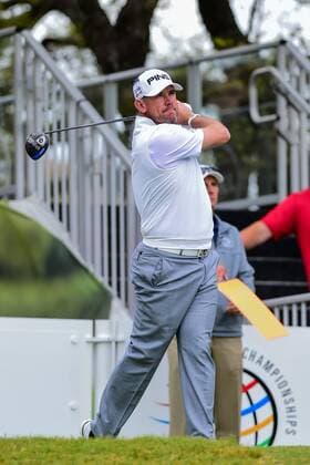 Bilder des Tages SPORT 23 MAR 2016: Lee Westwood watches his tee shot on number 1 during the World Golf Championships - Dell Match Play Round 1 at the Austin Country Club Austin, Texas. (Photo by Ken Murray Icon Sportswire) GOLF: MAR 23 PGA Golf Herren - World Golf Championships-Dell Match Play - Round 1 Icon1603231016 EDITORIAL USE ONLY