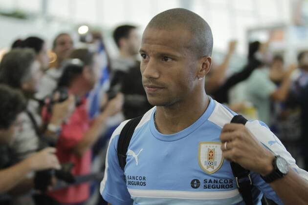 Uruguayan player Carlos Sanchez is seen at Montevideo airport, Uruguay, 23 March 2016. The national team Nationalteam heads to Recife in order to face Brazil for a Russia 2018 World Cup qualifying match Friday 25 March. EFE Javier Roibas Veiga URUGUAYAN NATIONAL SOCCER TEAM TRAVELS TO BRAZIL FOR RUSSIA 2018 QUALIFYING MATCH !ACHTUNG: NUR REDAKTIONELLE NUTZUNG!  MON002 20160323-635943639482610522