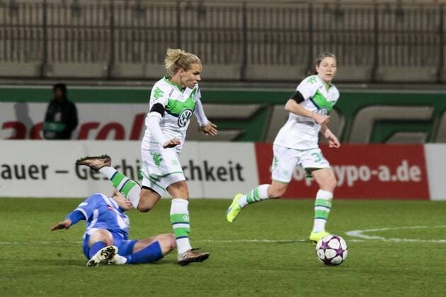 Fußball, UWCL, VfL Wolfsburg - Brescia CF; Isabel Kerschowski (Wolfsburg, 27) überspringt Martina Rosucci (Brescia, 6). xtgx