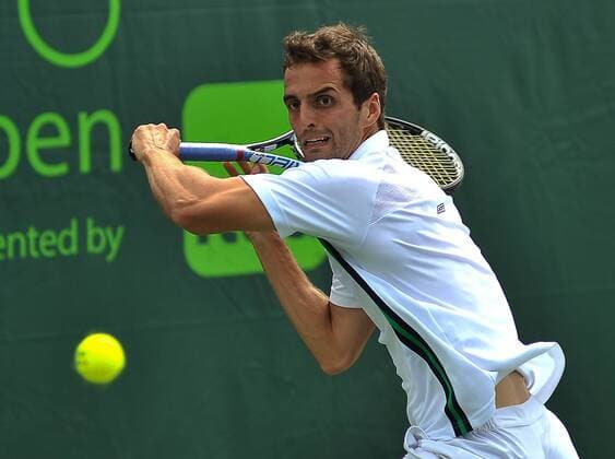 Spanish tennis player Albert Ramos-Vinolas returns the ball to Colombian Alejandro Gonzalez during a Miami Tennis Open match held in Cayo Vizcaino, Miami, FL, United States, 23 March 2016. FERNANDO VERDASCO VS. GILLES MULLER !ACHTUNG: NUR REDAKTIONELLE NUTZUNG!  MIA011 20160323-635943698115111813