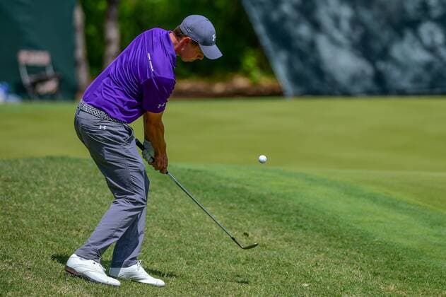 World Golf Championship in Austin 23 MAR 2016: Matthew Fitzpatrick chips onto the number 7 green during the World Golf Championships - Dell Match Play Round 1 at the Austin Country Club Austin, Texas. (Photo by Ken Murray Icon Sportswire) GOLF: MAR 23 PGA Golf Herren - World Golf Championships-Dell Match Play - Round 1 Icon1603231037 EDITORIAL USE ONLY