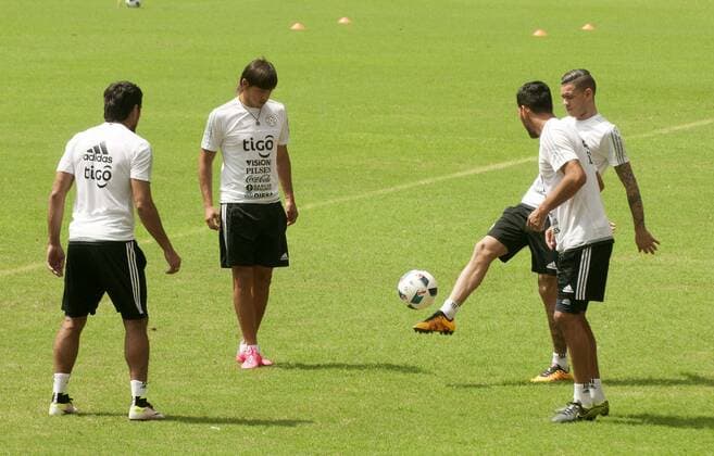 Fußball, Training Nationalteam Paraguay Paraguayan national soccer team players participate in a training session at Barcelona stadium in Guayaquil, Ecuador, 23 March 2016, prior to the Russia 2018 World Cup qualifying match before Ecuador. EFE Jaime Echeverria PARAGUAY NATIONAL SOCCER TEAM TRAINING SESSION !ACHTUNG: NUR REDAKTIONELLE NUTZUNG!  QUI003 20160324-635943790213793500