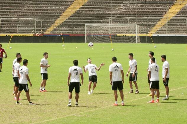 Fußball, Training Nationalteam Paraguay Paraguayan national soccer team players participate in a training session at Barcelona stadium in Guayaquil, Ecuador, 23 March 2016, prior to the Russia 2018 World Cup qualifying match before Ecuador. EFE Jaime Echeverria PARAGUAY NATIONAL SOCCER TEAM TRAINING SESSION !ACHTUNG: NUR REDAKTIONELLE NUTZUNG!  QUI004 20160324-635943790842161500