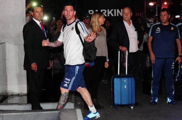 Fußball, WM-Quali, Ankunft Nationalteam Argentinien in Chile (160324) -- SANTIAGO, March 23, 2016 -- Lionel Messi of Argentina s national team Nationalteam arrives at the Radisson Hotel in Santiago, capital of Chile, on March 23, 2016. Argentina will compete with Chile in the qualifying match for the 2018 Russia World Cup finals. ) (SP)CHILE-SANTIAGO-FIFA-WORLD CUP 2018-ARGENTINA-ARRIVAL TELAM 