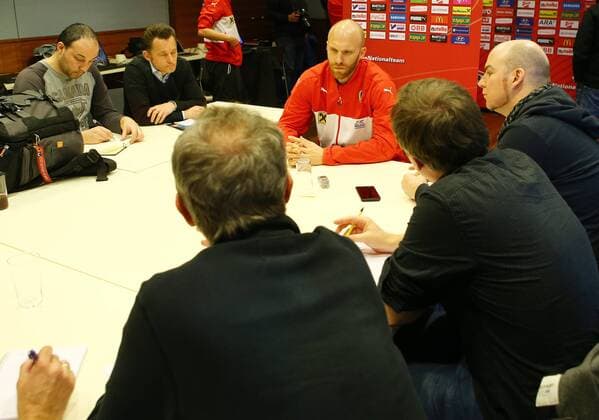 Fußball, Nationalteam Österreich PK SOCCER - AUT vs ALB, test match, preview STEGERSBACH,AUSTRIA,24.MAR.16 - SOCCER - OEFB international match Länderspiel Austria vs Albania, friendly match, preview, mixed zone team AUT. Image shows Robert Almer (AUT) and journalists. Keywords: press conference PK Pressekonferenz GEPAxpictures xChristianxOrt