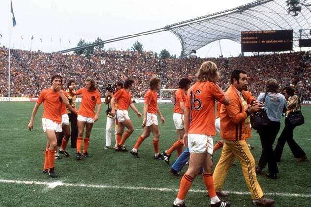 Johan Cruyff and the Holland players leave the field after lossing the Final. West Germany v Holland. The World Cup Final 1974. 