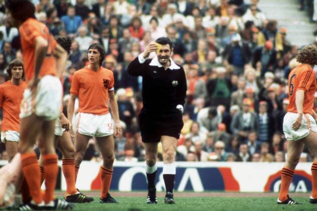 Football - Holland v West Germany World Cup Final 07 07 1974 JACK TAYLOR ( REFEREE ) WITH JOHAN CRUYFF THE YELLOW CARD. Colorsport Stewart Fraser 