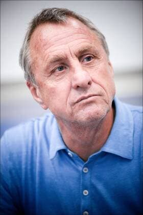 Bilder des Tages - SPORT JOHAN CRUYFF Nederland, Amsterdam, 27-10-10. Hendrik Johannes Cruyff (Amsterdam, 25 april 1947) is een Nederlands voetbalcoach en voormalig profvoetballer. Op de foto bij de Cruyff Foundation, gelegen in het Olympisch stadion. Hij is ook actief als voetbalanalist, columnist en adviseur bij FC Barcelona Barca en de KNVB. FOOTBALL : Johan Cruyff - Retro - PhotoNews Panoramic 