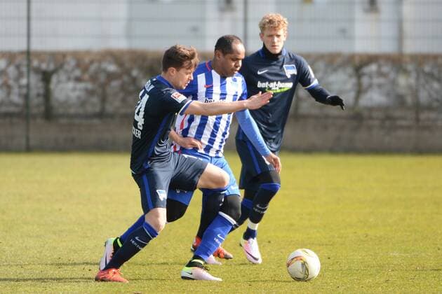 Fussball, Herren, Saison 2015 16, 1. Bundesliga, Trainingspiel, Hertha BSC (Profis) - Hertha BSC (U23), v. l. Valentin Stocker (No. 14, Hertha BSC), Ronny (No. 12, Hertha BSC U23), Johannes van den Bergh (No. 23, Hertha BSC), 21.03.2016,
