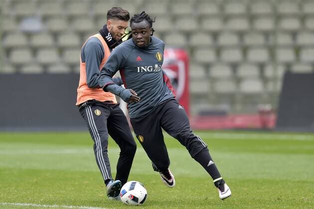 Fußball, Training Nationalteam Belgien Belgium s Yannick Ferreira Carrasco and Belgium s Jordan Lukaku fight for the ball during a training session of the Belgian national soccer team Red Devils, Thursday 24 March 2016 in Brussels. The Red Devils will play a friendly game in and against Portugal on 29 March, the match was moved due to safety concerns after the Brussels terrorists attacks. The game is a preparation for the upcoming Euro2016. PETERxDExVOECHT  x04819995x