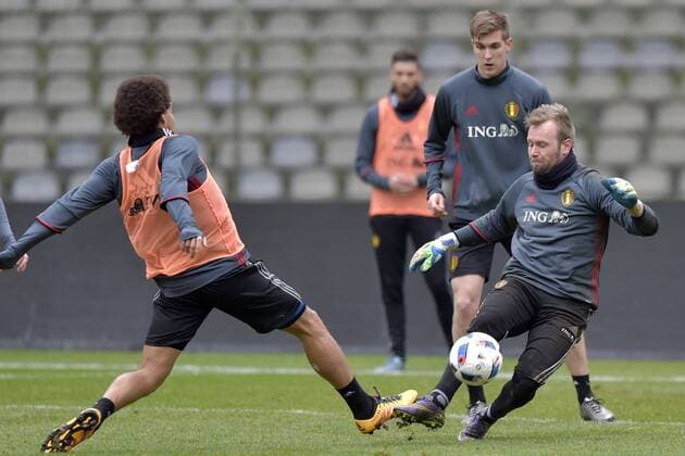 Fußball, Training Nationalteam Belgien Belgium s Axel Witsel and Belgium s goalkeeper Jean-Francois Gillet fight for the ball during a training session of the Belgian national soccer team Red Devils, Thursday 24 March 2016 in Brussels. The Red Devils will play a friendly game in and against Portugal on 29 March, the match was moved due to safety concerns after the Brussels terrorists attacks. The game is a preparation for the upcoming Euro2016. PETERxDExVOECHT  x04819993x
