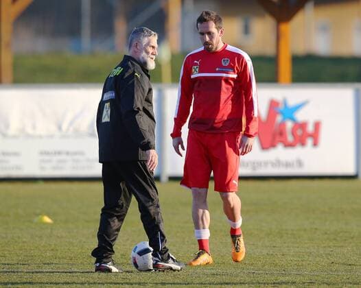 Fußball, Training Nationalteam Österreich SOCCER - AUT vs ALB, test match, preview STEGERSBACH,AUSTRIA,24.MAR.16 - SOCCER - OEFB international match Länderspiel Austria vs Albania, friendly match, preview, training team AUT. Image shows athlete coach Roger Spry and Christian Fuchs (AUT). GEPAxpictures xChristianxOrt