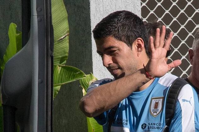 Fußball, Nationalmannschaft Uruguay auf dem Weg zum Mannschaftsbus Embark Selection of Uruguay RECIFE, PE - 24 03 2016: - Uruguayan striker Luis Suarez nods to fans around the coach of the Uruguayan national team Nationalteam the Marriott before training at the Ilha do Retiro Stadium. The Uruguay tomorrow face the Brazilian team in a match valid for the playoffs World Cup 2018 Russia. (Photo: Marcelo Machado de Melo FotoArena)  MarceloxMachadoxdexMelo