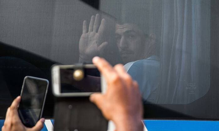 Fußball, Nationalmannschaft Uruguay auf dem Weg zum Mannschaftsbus Embark Selection of Uruguay RECIFE, PE - 24 03 2016: - Uruguayan striker Luis Suarez nods to fans around the coach of the Uruguayan national team Nationalteam the Marriott before training at the Ilha do Retiro Stadium. The Uruguay tomorrow face the Brazilian team in a match valid for the playoffs World Cup 2018 Russia. (Photo: Marcelo Machado de Melo FotoArena)  MarceloxMachadoxdexMelo