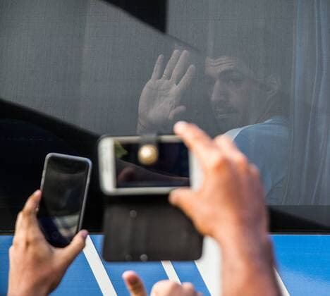 Fußball, Nationalmannschaft Uruguay auf dem Weg zum Mannschaftsbus Embark Selection of Uruguay RECIFE, PE - 24 03 2016: - Uruguayan striker Luis Suarez nods to fans around the coach of the Uruguayan national team Nationalteam the Marriott before training at the Ilha do Retiro Stadium. The Uruguay tomorrow face the Brazilian team in a match valid for the playoffs World Cup 2018 Russia. (Photo: Marcelo Machado de Melo FotoArena)  MarceloxMachadoxdexMelo
