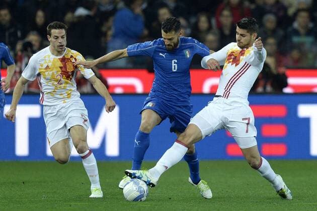 Udine, Italien - Fussball, Länderspiel Nationalteam, Freundschaftsspiel, Italien vs. Spanien: Antonio Candreva-Alvaro Morata-Cesar Tanco 